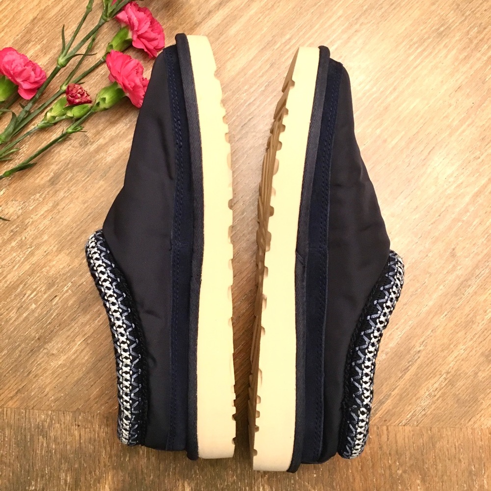 🤍Ugg Shoes - Waterproof Tasmanian Slip-on’s🤍 - Picture 2 of 5